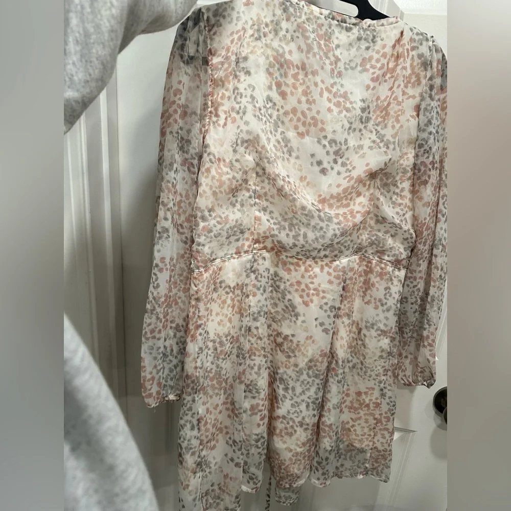 EUC Abercrombie & Fitch L (petite) patterned mini wrap dress - Picture 2 of 6